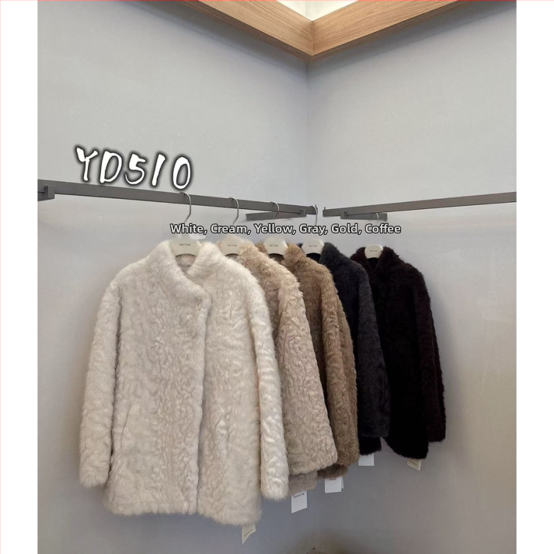 Laisvai kirpimo vidutinio ilgio paltas su kailine apykakle, nuleisti pečiai, 95% poliesteris