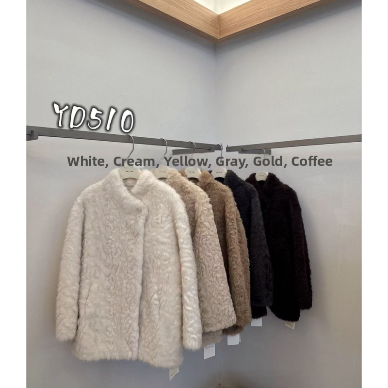 Laisvai kirpimo vidutinio ilgio paltas su kailine apykakle, nuleisti pečiai, 95% poliesteris