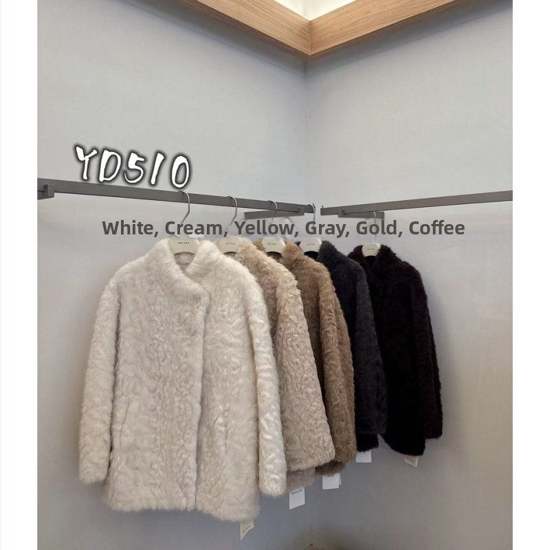 Laisvai kirpimo vidutinio ilgio paltas su kailine apykakle, nuleisti pečiai, 95% poliesteris