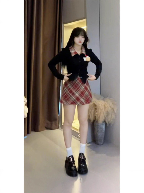 Set costum cu fustă: top polo tricotat 3D cu urs și fustă în carouri, poliester, mâneci lungi, lansare toamnă-iarnă 2025