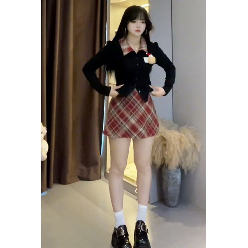 Set costum cu fustă: top polo tricotat 3D cu urs și fustă în carouri, poliester, mâneci lungi, lansare toamnă-iarnă 2025