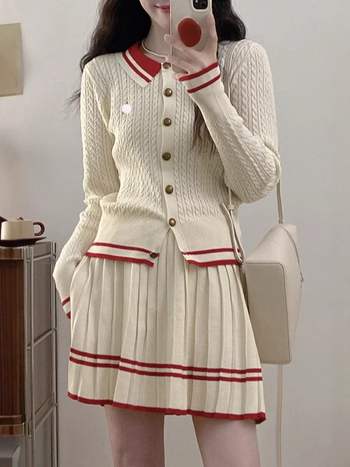 Set din două piese, în blocuri de culori: top tricotat cu guler polo și mâneci lungi și fustă plisată scurtă