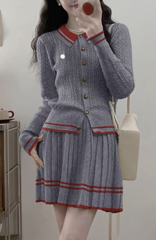 Set din două piese, în blocuri de culori: top tricotat cu guler polo și mâneci lungi și fustă plisată scurtă