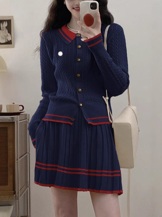 Set din două piese, în blocuri de culori: top tricotat cu guler polo și mâneci lungi și fustă plisată scurtă