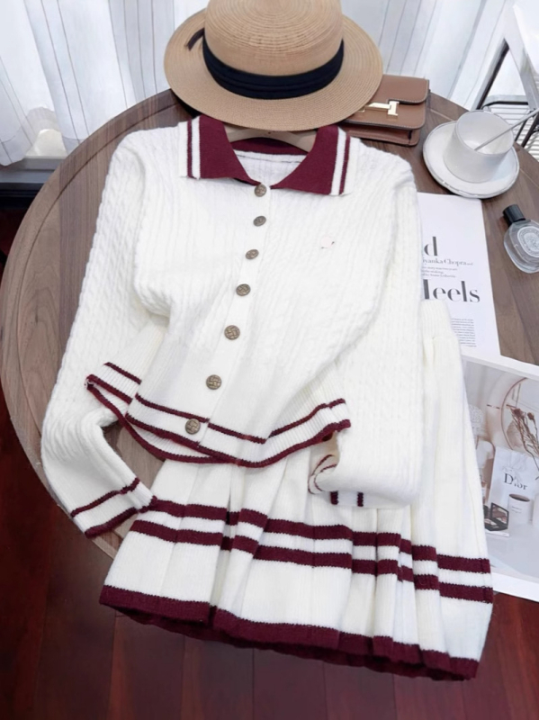 Set din două piese, în blocuri de culori: top tricotat cu guler polo și mâneci lungi și fustă plisată scurtă