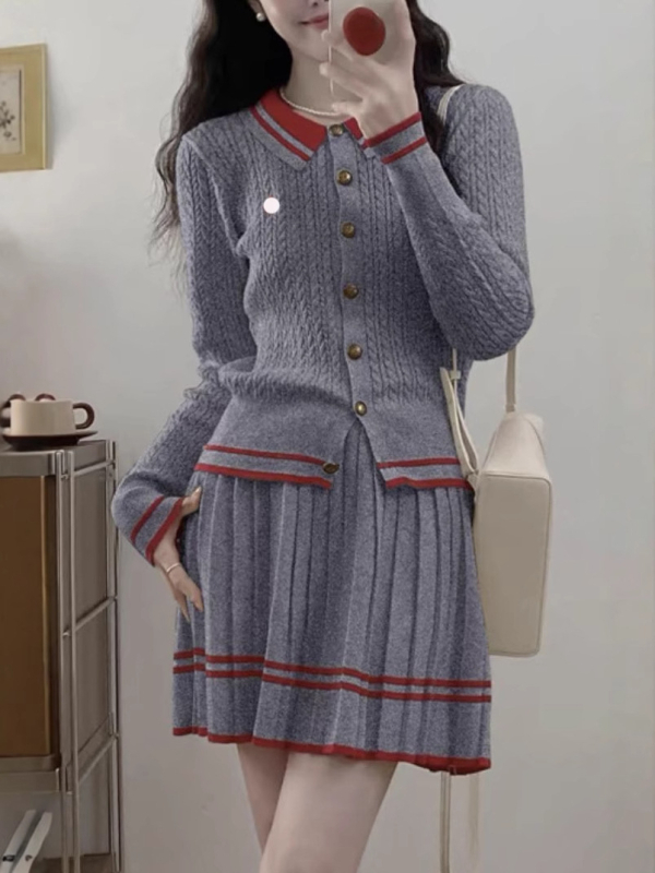 Set din două piese, în blocuri de culori: top tricotat cu guler polo și mâneci lungi și fustă plisată scurtă