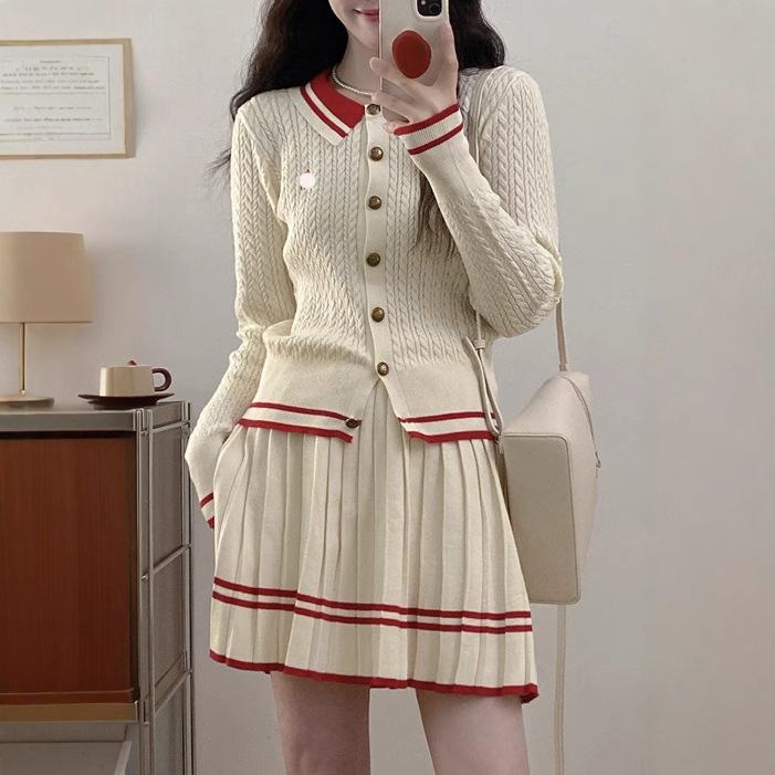 Set din două piese, în blocuri de culori: top tricotat cu guler polo și mâneci lungi și fustă plisată scurtă