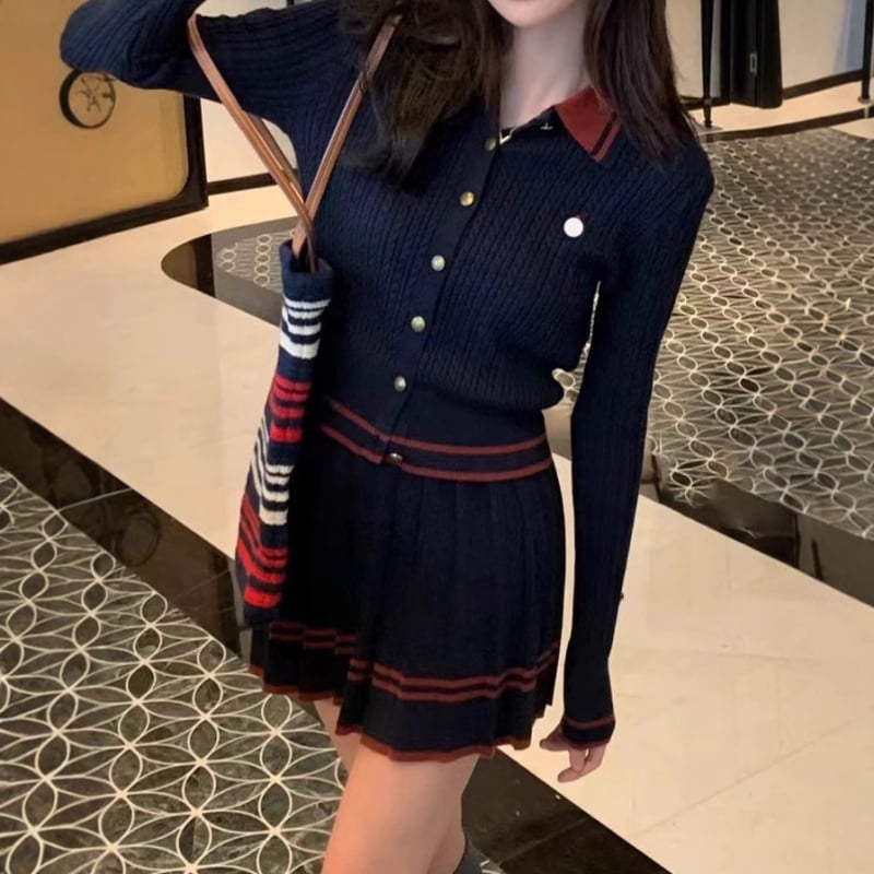 Set din două piese, în blocuri de culori: top tricotat cu guler polo și mâneci lungi și fustă plisată scurtă