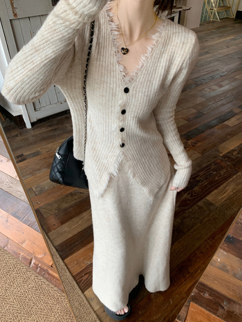 Set tricotat din două piese: top cu franjuri și decolteu în V, cu despicare, plus fustă lungă; model solid, tricot din poliester cu amestec de acril și viscose pentru toamnă-iarnă