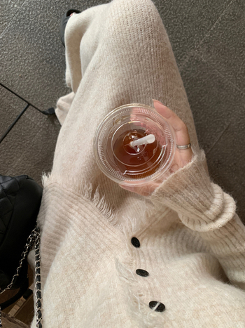 Set tricotat din două piese: top cu franjuri și decolteu în V, cu despicare, plus fustă lungă; model solid, tricot din poliester cu amestec de acril și viscose pentru toamnă-iarnă