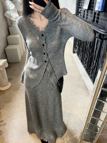 Set tricotat din două piese: top cu franjuri și decolteu în V, cu despicare, plus fustă lungă; model solid, tricot din poliester cu amestec de acril și viscose pentru toamnă-iarnă