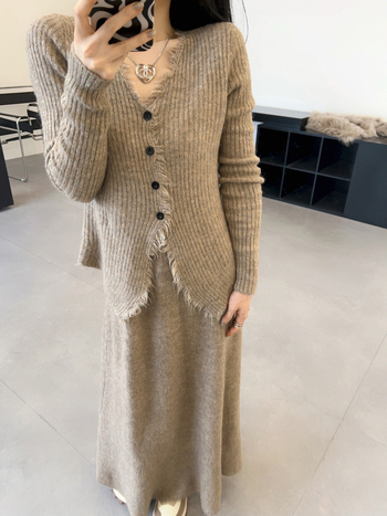 Set tricotat din două piese: top cu franjuri și decolteu în V, cu despicare, plus fustă lungă; model solid, tricot din poliester cu amestec de acril și viscose pentru toamnă-iarnă