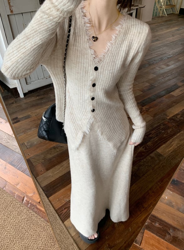 Set tricotat din două piese: top cu franjuri și decolteu în V, cu despicare, plus fustă lungă; model solid, tricot din poliester cu amestec de acril și viscose pentru toamnă-iarnă