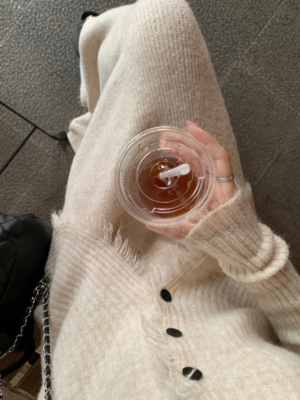 Set tricotat din două piese: top cu franjuri și decolteu în V, cu despicare, plus fustă lungă; model solid, tricot din poliester cu amestec de acril și viscose pentru toamnă-iarnă