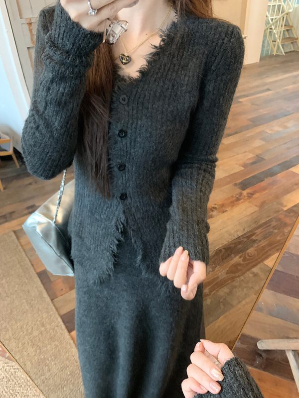 Set tricotat din două piese: top cu franjuri și decolteu în V, cu despicare, plus fustă lungă; model solid, tricot din poliester cu amestec de acril și viscose pentru toamnă-iarnă