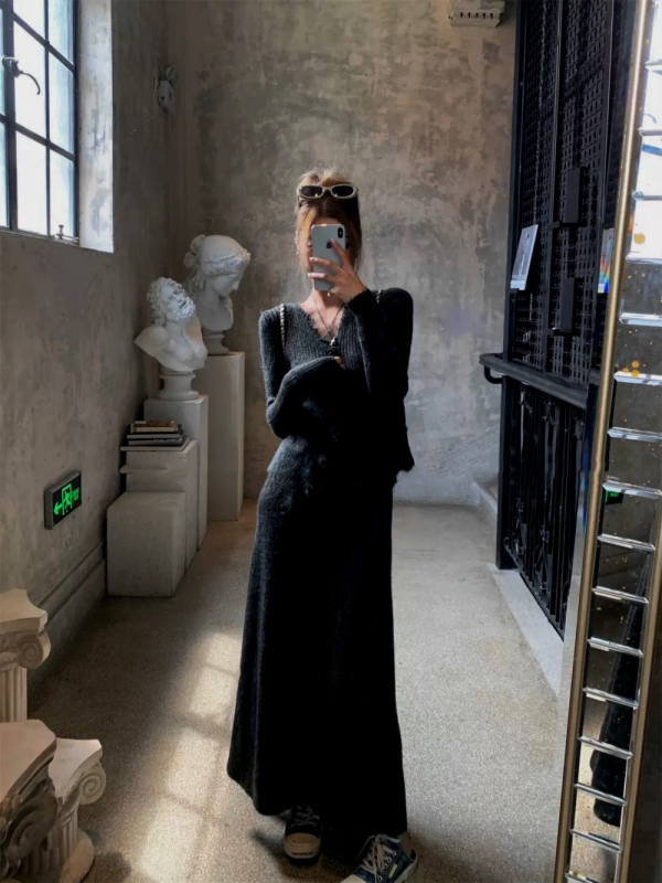 Set tricotat din două piese: top cu franjuri și decolteu în V, cu despicare, plus fustă lungă; model solid, tricot din poliester cu amestec de acril și viscose pentru toamnă-iarnă