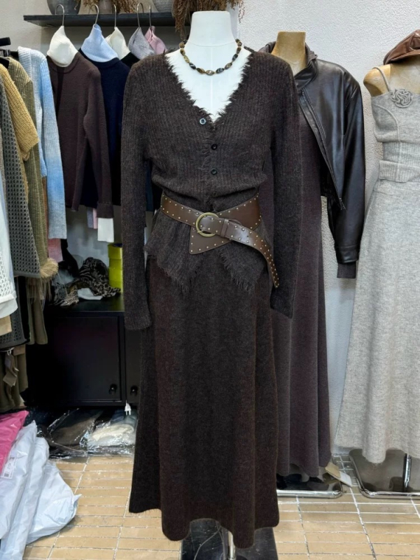 Set tricotat din două piese: top cu franjuri și decolteu în V, cu despicare, plus fustă lungă; model solid, tricot din poliester cu amestec de acril și viscose pentru toamnă-iarnă