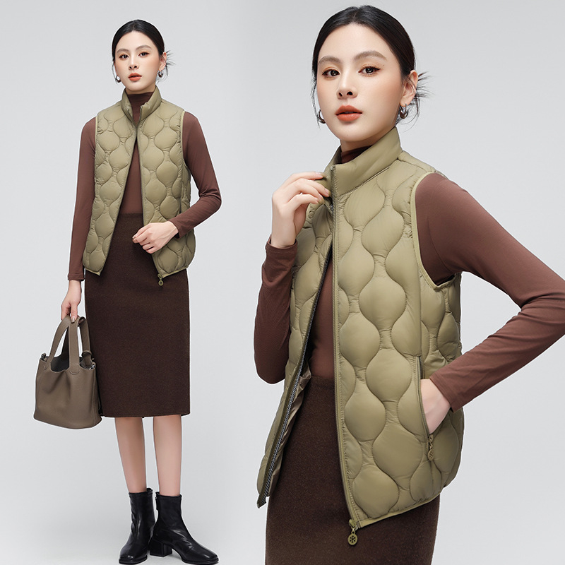 Sieviešu veste ar pūču-pamatu pildījumu, augsta apkakle, priekšējā rāvējslēdzēja, rūtīgs raksts, poliestera ārējais materiāls (90–95%), rudens 2025