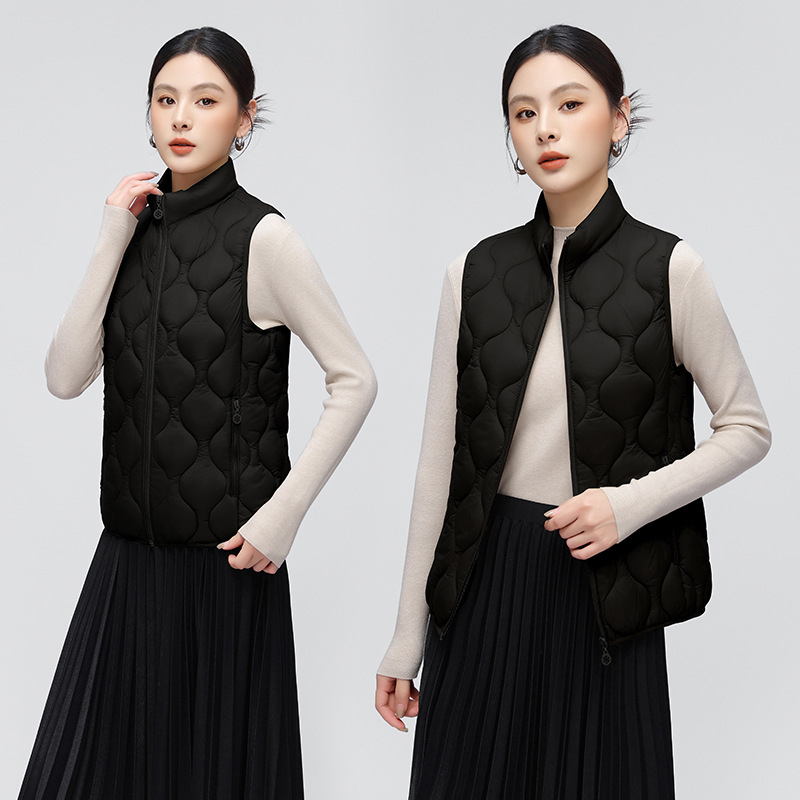 Sieviešu veste ar pūču-pamatu pildījumu, augsta apkakle, priekšējā rāvējslēdzēja, rūtīgs raksts, poliestera ārējais materiāls (90–95%), rudens 2025