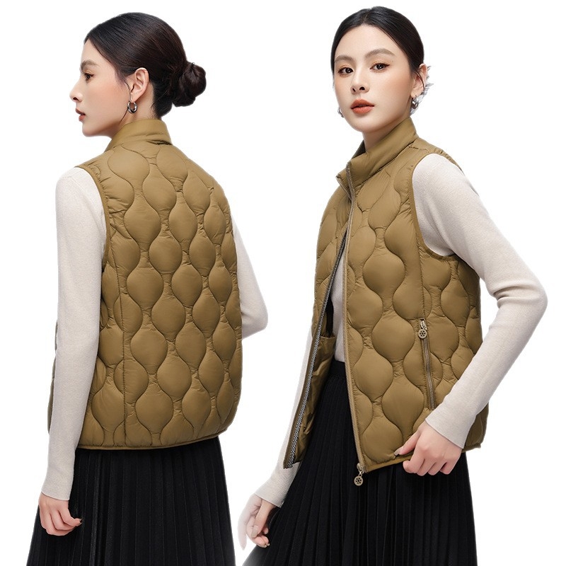 Sieviešu veste ar pūču-pamatu pildījumu, augsta apkakle, priekšējā rāvējslēdzēja, rūtīgs raksts, poliestera ārējais materiāls (90–95%), rudens 2025