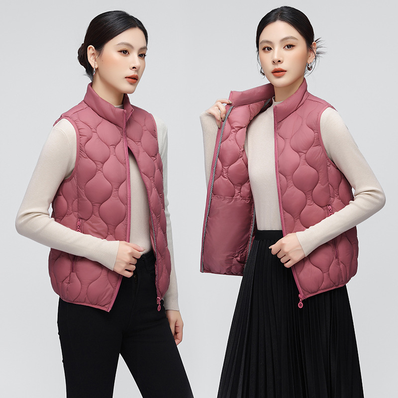 Sieviešu veste ar pūču-pamatu pildījumu, augsta apkakle, priekšējā rāvējslēdzēja, rūtīgs raksts, poliestera ārējais materiāls (90–95%), rudens 2025