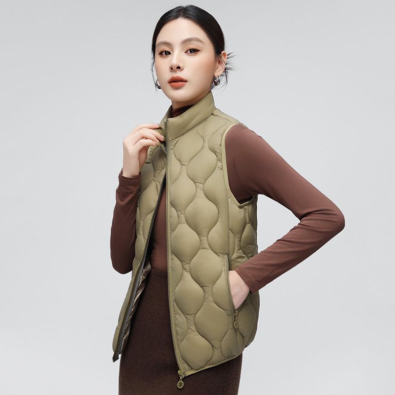Sieviešu veste ar pūču-pamatu pildījumu, augsta apkakle, priekšējā rāvējslēdzēja, rūtīgs raksts, poliestera ārējais materiāls (90–95%), rudens 2025