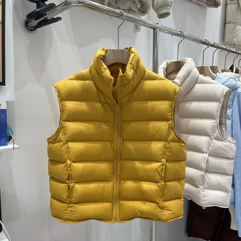 Női tollmellény, rövid fazon, álló gallér, 86–90% fehér kacsa tollpihé, poliészter