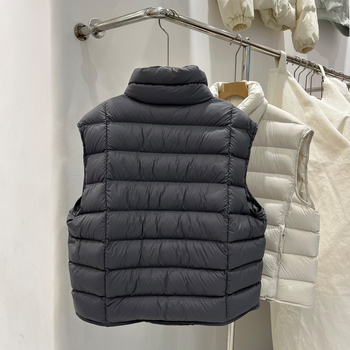 Női tollmellény, rövid fazon, álló gallér, 86–90% fehér kacsa tollpihé, poliészter