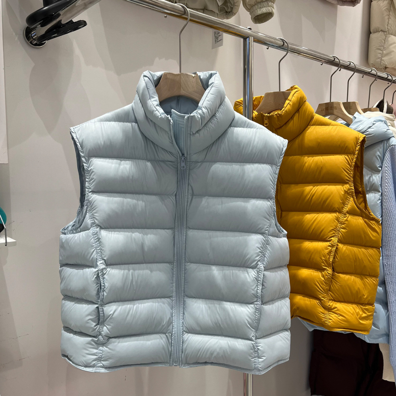 Női tollmellény, rövid fazon, álló gallér, 86–90% fehér kacsa tollpihé, poliészter