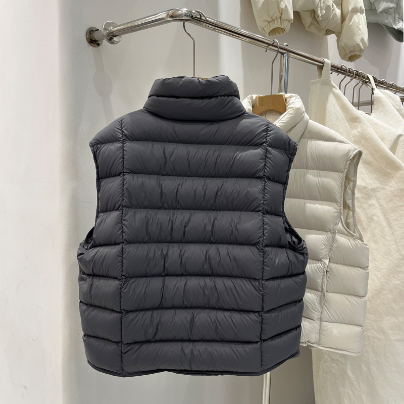 Női tollmellény, rövid fazon, álló gallér, 86–90% fehér kacsa tollpihé, poliészter