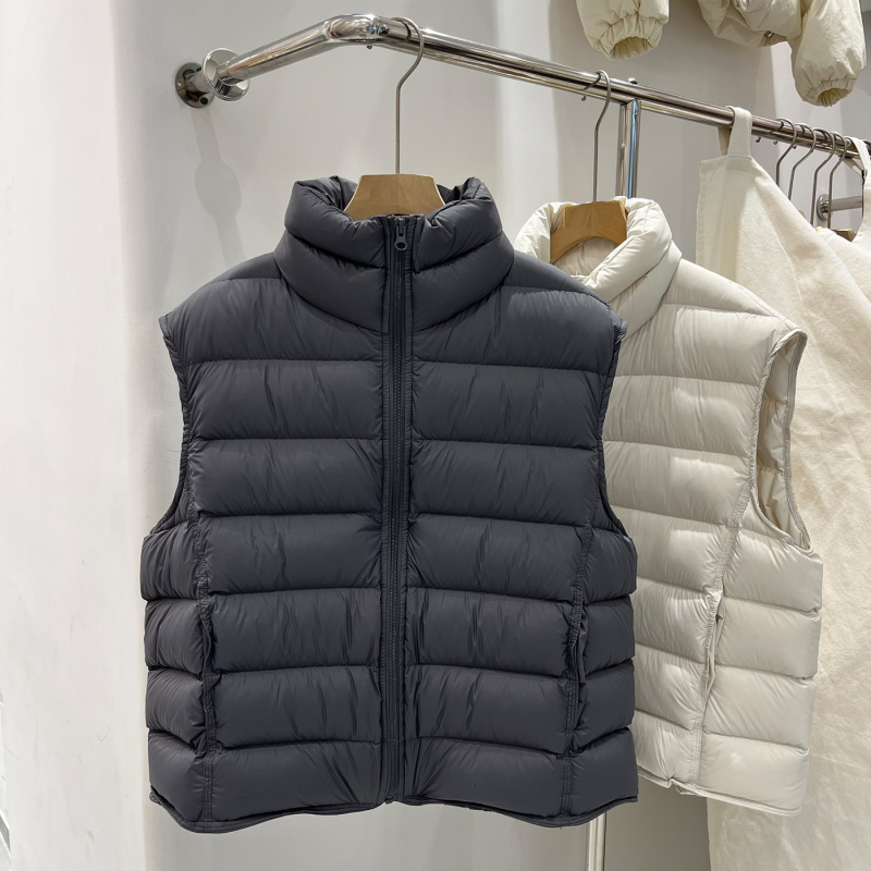 Női tollmellény, rövid fazon, álló gallér, 86–90% fehér kacsa tollpihé, poliészter