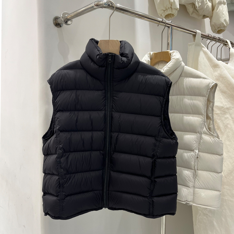 Női tollmellény, rövid fazon, álló gallér, 86–90% fehér kacsa tollpihé, poliészter