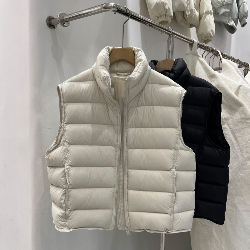 Női tollmellény, rövid fazon, álló gallér, 86–90% fehér kacsa tollpihé, poliészter