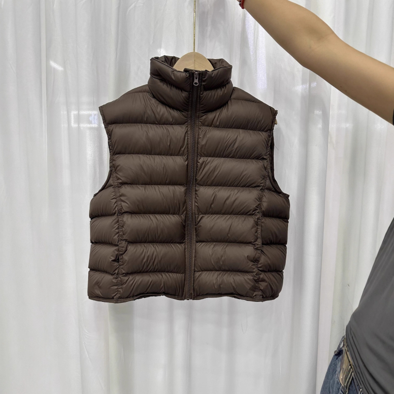 Női tollmellény, rövid fazon, álló gallér, 86–90% fehér kacsa tollpihé, poliészter