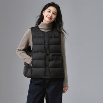 Női pehelymellény nylon anyagból, 86-90% pelyhes tartalom, vadlud pehely, cipzár, laza szabás