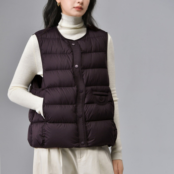 Női pehelymellény nylon anyagból, 86-90% pelyhes tartalom, vadlud pehely, cipzár, laza szabás