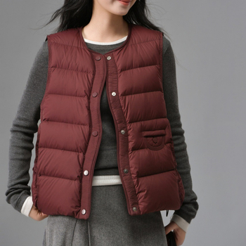 Női pehelymellény nylon anyagból, 86-90% pelyhes tartalom, vadlud pehely, cipzár, laza szabás