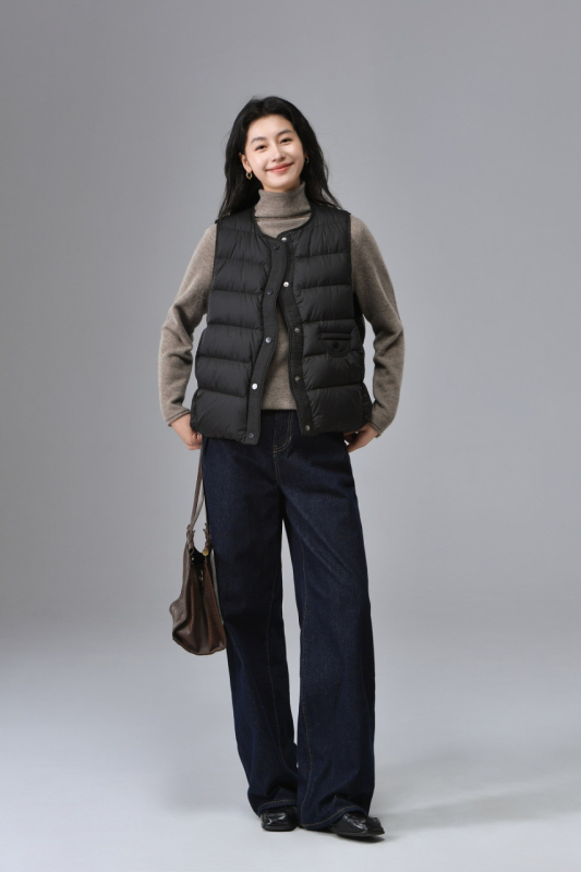 Női pehelymellény nylon anyagból, 86-90% pelyhes tartalom, vadlud pehely, cipzár, laza szabás