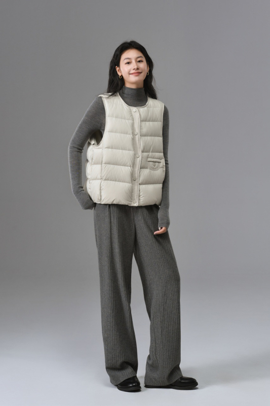 Női pehelymellény nylon anyagból, 86-90% pelyhes tartalom, vadlud pehely, cipzár, laza szabás