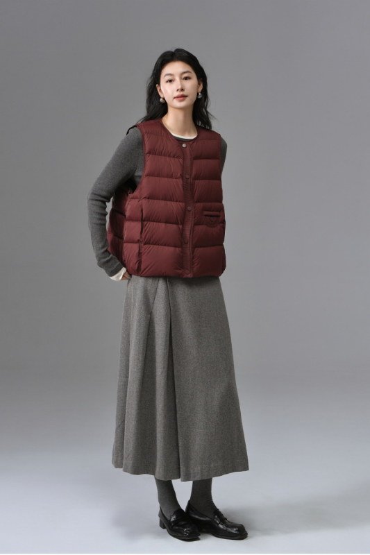 Női pehelymellény nylon anyagból, 86-90% pelyhes tartalom, vadlud pehely, cipzár, laza szabás