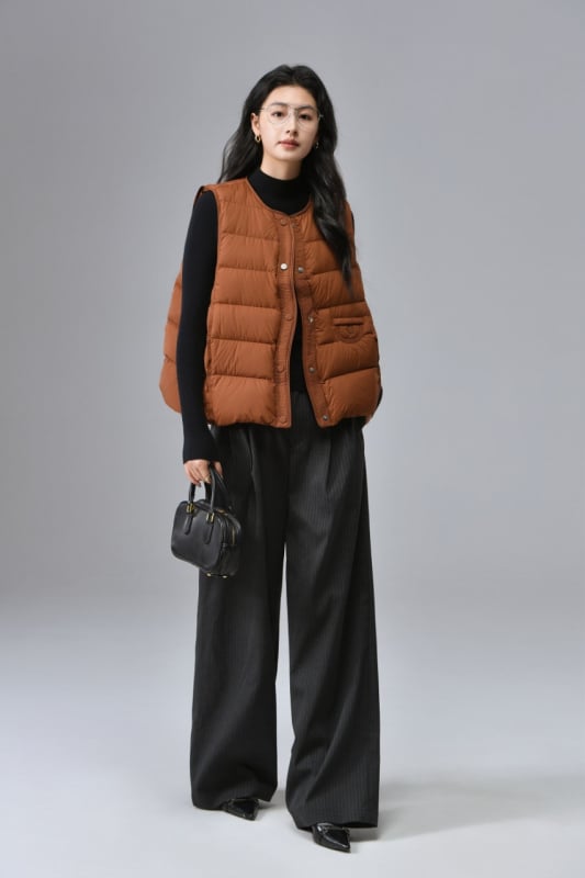 Női pehelymellény nylon anyagból, 86-90% pelyhes tartalom, vadlud pehely, cipzár, laza szabás