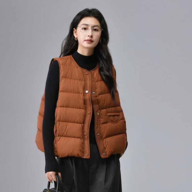 Női pehelymellény nylon anyagból, 86-90% pelyhes tartalom, vadlud pehely, cipzár, laza szabás