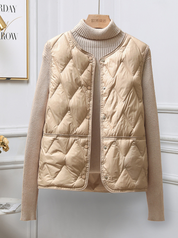 Vesta damă ușoară din nylon cu puf de rață 86–90%, lungime scurtă, fără guler, închidere cu nasturi pe un singur rând, iarnă 2025, stil minimalist japonez-coreean