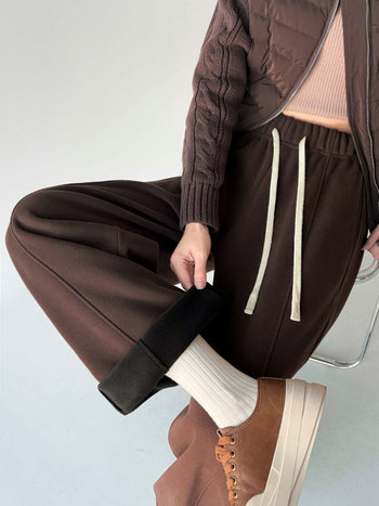 Γυναικεία παντελόνια φόρμας από βαμβακό-πολυεστέρα, με ελαστική μέση, πάνελ ραφών και χαλαρή γραμμή, χειμώνας 2025