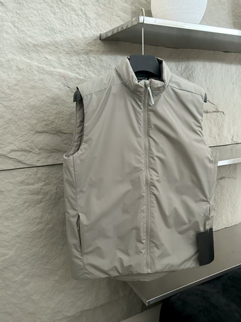 Poliészter töltésű ujjatlan mellény stand-up gallérral; anyag poliészter-keverék; oldalsó zsebek