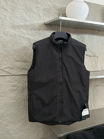 Poliészter töltésű ujjatlan mellény stand-up gallérral; anyag poliészter-keverék; oldalsó zsebek