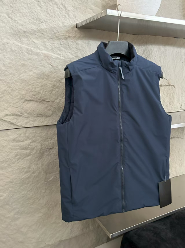 Poliészter töltésű ujjatlan mellény stand-up gallérral; anyag poliészter-keverék; oldalsó zsebek