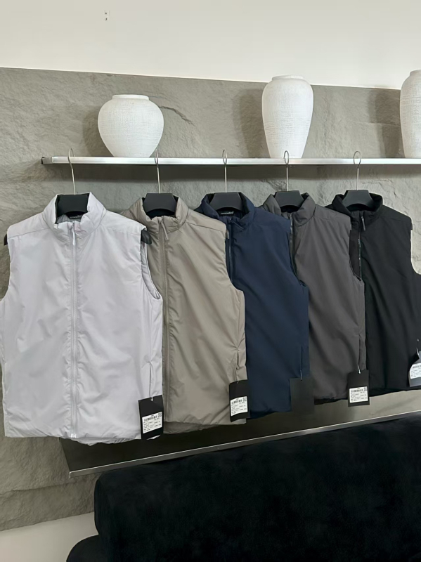 Poliészter töltésű ujjatlan mellény stand-up gallérral; anyag poliészter-keverék; oldalsó zsebek