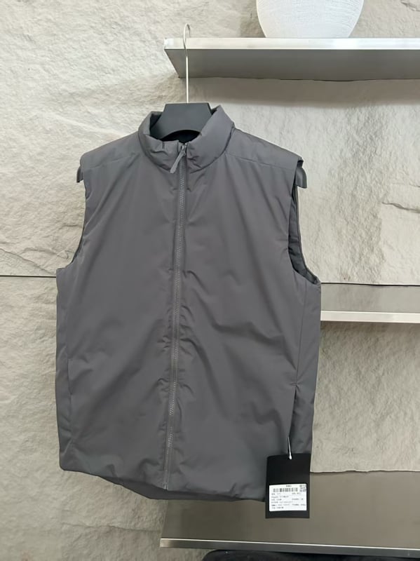 Poliészter töltésű ujjatlan mellény stand-up gallérral; anyag poliészter-keverék; oldalsó zsebek