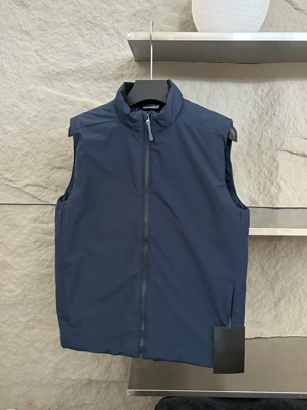 Poliészter töltésű ujjatlan mellény stand-up gallérral; anyag poliészter-keverék; oldalsó zsebek